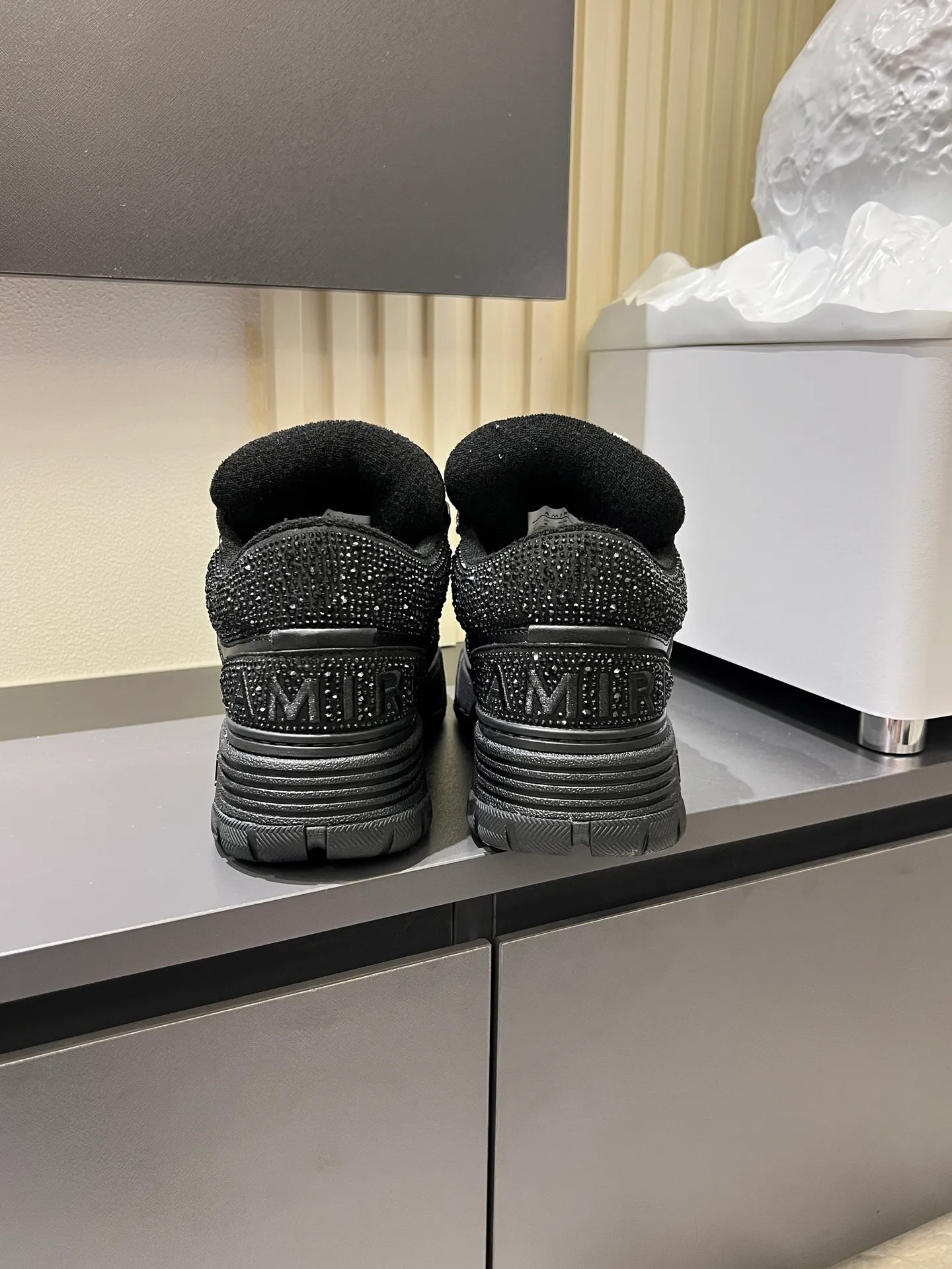 Men's men's shoes 💰p720 [AMIRI] 2025 spring and summer series new sneakers, new 🆕 bread shoes, bread shoes have a very special big tongue design, thickened outsole, rounded toe, oversized rubber sole and perforated star details, whoever wears them will look better! The appearance is responsible, the feet are retro and handsome! Size: 38-45